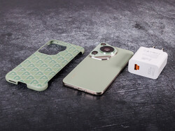 Power supply and case are included in scope of delivery. (photo: Daniel Schmidt)